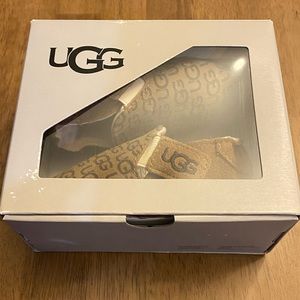 INFANT Ugg I Roos. Size 04/05. Never worn.